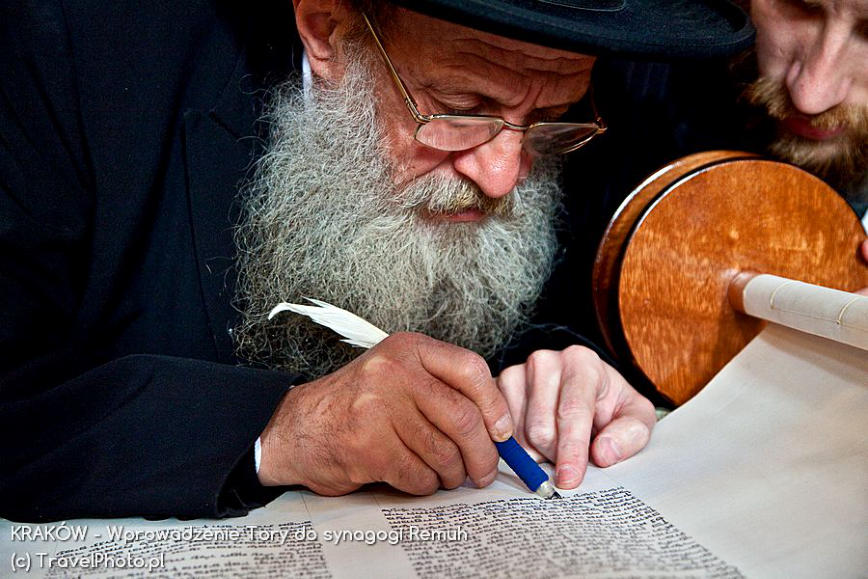 Wprowadzenie Tory do synagogi Remuh - KRAKÓW